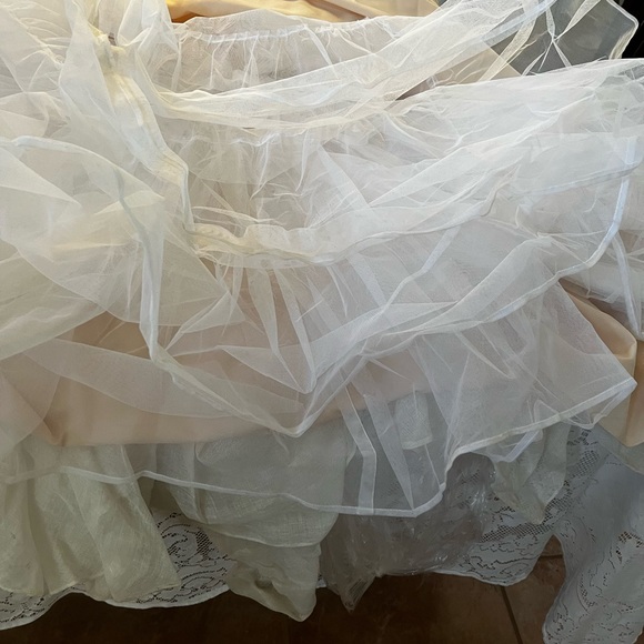 Carol Hannah Senara gown size 6. Layers of linen in shades of pink and cream - Picture 6 of 16